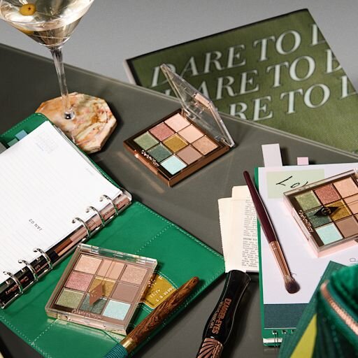 PALETA CHARLOTTE CU TENDINȚE DE ÎNFRUMUSEȚARE A OCHILOR EMERALD EFFECT