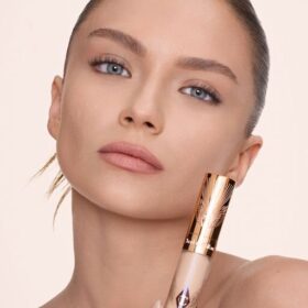 TRIO DE PRODUSE PENTRU FAȚĂ CU EFECT DE BLURARE PRIN AIRBRUSH