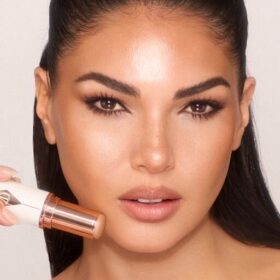 UNREAL SKIN SHEER GLOW TINT – STICUL DE FOND DE TEN HIDRATANT 7.5 MEDIUM